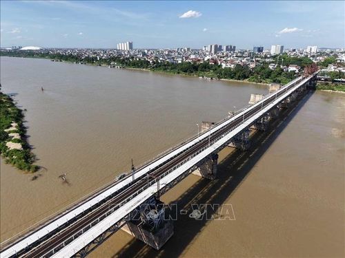 Mặt cầu Long Biên đã được đổ bê tông cường độ cao, gia cố kết cấu, sẵn sàng thông xe.