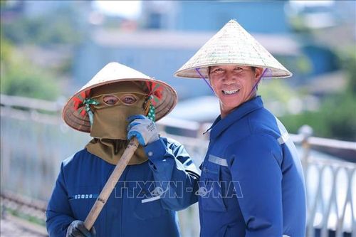 Những công nhân đang làm việc trên công trường cầu Long Biên trong cái nắng gay gắt giữa trưa 24/5.
