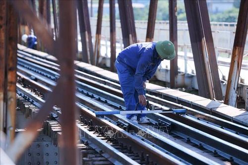 Dưới cái nóng tới 40 độ C, các công nhân vẫn cặm cụi, cẩn thận triển khai bảo dưỡng hệ thống đường sắt trên cầu Long Biên theo kế hoạch.