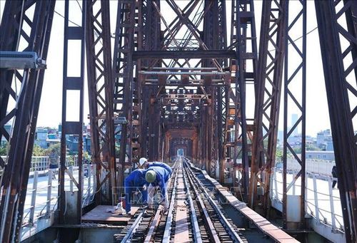 Dưới cái nóng gay gắt, những công nhân vẫn đang miệt mài bảo dưỡng hệ thống đường sắt cầu Long Biên.