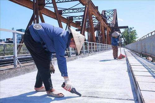 Những công nhân đang làm việc trên công trường cầu Long Biên trong cái nắng gay gắt tới 40 độ C, trưa 24/5.