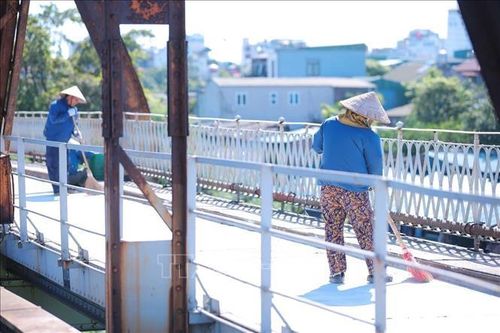 Công nhân đang khẩn trương hoàn thiện các hạng mục, dọn dẹp hiện trường, sẵn sàng thông xe cầu Long Biên vào ngày 27/5.