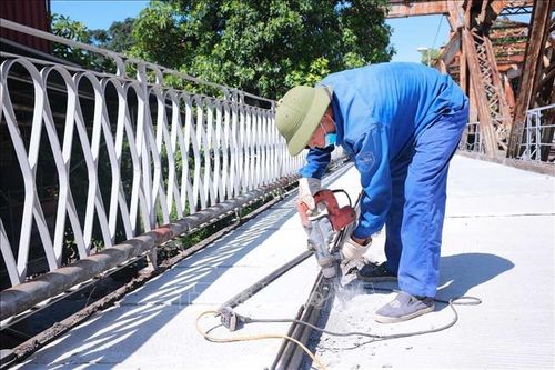 Giữa trưa 24/5, các công nhân vẫn khẩn trương hoàn thiện những công đoạn cuối trên mặt đường cầu Long Biên.