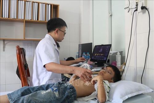 Bác sĩ khám sàng lọc tim bẩm cho trẻ em tỉnh Cao Bằng.