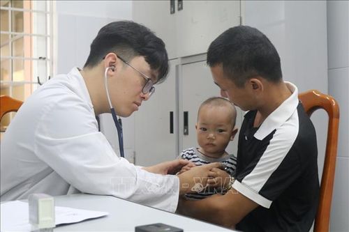 Bác sĩ khám sàng lọc tim bẩm cho trẻ em tỉnh Cao Bằng.