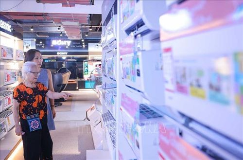 Người dân tìm mua các sản phẩm điều hòa tại Siêu thị điện máy PICO (Nguyễn Trãi).