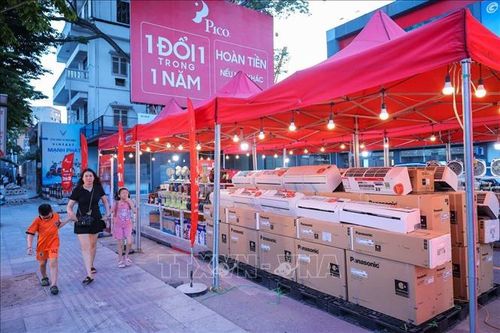 Nhiều trung tâm điện máy ra nhiều ưu đãi các sản phẩm điều hòa, quạt,... đến người tiêu dùng trong đợt nắng nóng.