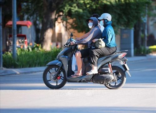 Người dân khi ra đường phải trang bị kín mít với áo chống nắng, khẩu trang, kính râm để hạn chế cái nóng oi bức.