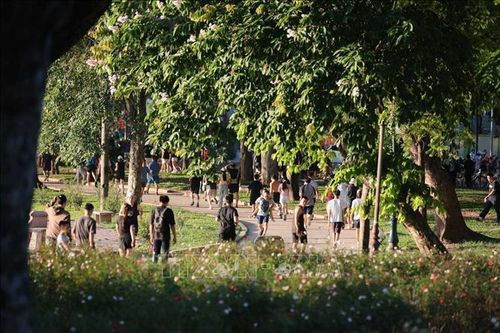 Đến 17h45', nắng vẫn chói chang tại công viên Thống Nhất.