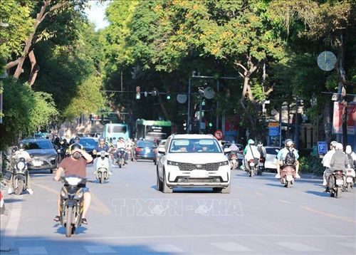 Ánh nắng chói chang lúc 17h33' khiến người đi trên đường gặp nhiều khó khăn khi tham gia giao thông.