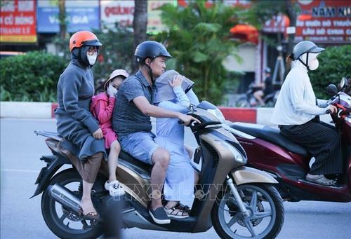 Người dân khi ra đường phải trang bị kín mít với áo chống nắng, khẩu trang, kính râm để hạn chế cái nóng oi bức.
