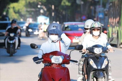 Ánh nắng chói chang lúc 17h34' khiến người đi trên đường Hai Bà Trưng hướng Lê Duẩn gặp nhiều khó khăn.