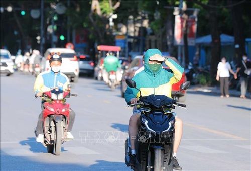 Ánh nắng chói chang lúc 17h33' khiến người đi trên đường gặp nhiều khó khăn khi tham gia giao thông.