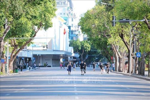 Dù đã 17h30' ngày Chủ Nhật, nhưng phố đi bộ khu vực Hồ Hoàn Kiếm vẫn vắng bóng người.