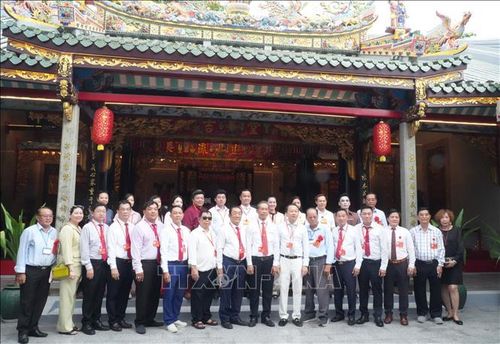 Các đại biểu chụp ảnh lưu niệm trong ngày khánh thành công trình di sản kiến trúc tiêu biểu của người Hoa Triều Châu tại TP. Hồ Chí Minh.