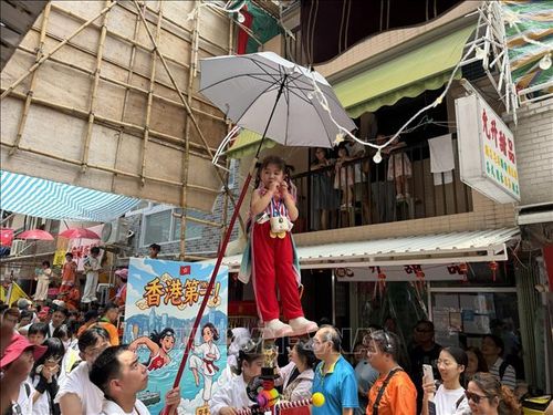 Lễ diễu hành thiếu nhi Phiêu Sắc (Piu Sik) - nơi các em nhỏ hóa trang thành các vị thần và được rước qua các con phố trên những khung thép siêu nhỏ.