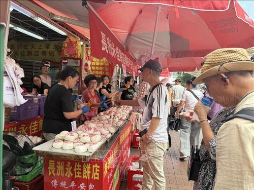 Người dân Hong Kong xếp hàng mua bánh bao.