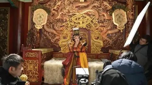 Ở tuổi ngoài 70, Lưu Hiểu Khánh vẫn duy trì lịch làm việc dày đặc để hoàn thành bộ phim ngắn mới. Ảnh: Weibo