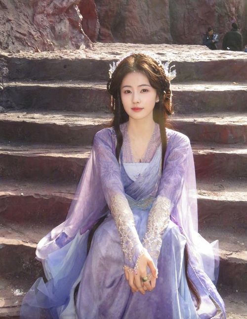 Cưới trước yêu sau kết hợp quyền mưu cung đình là điểm hút lớn của Mạc Ly. Diệp Ly và Mặc Tu Nghiêu đều mang lớp mặt nạ che giấu thân phận thật, đồng thời cùng bị cuốn vào vòng xoáy tranh đoạt quyền lực. Kịch bản thiên về đấu trí, cộng thêm yếu tố tình cảm phát triển chậm nhưng sâu sắc, giúp bộ phim được đông đảo khán giả yêu thích dòng cổ trang chờ đợi.