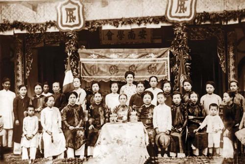 Đạm Phương (ngồi giữa, sau bàn) tại lễ khánh thành Nữ công Học hội Huế. Nguồn ảnh: Bảo tàng Lịch sử Quốc gia Việt Nam