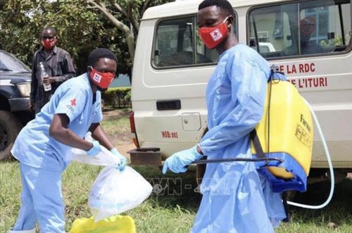 Nhân viên y tế khử trùng thiết bị sau khi một bệnh nhân nghi nhiễm Ebola tử vong tại CHDC Congo. Ảnh: TTXVN