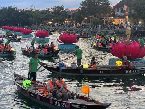 Thả hoa đăng trên sông Hoài trong ngày diễn ra lễ hội 23/5/2026. Ảnh Ngô Anh Văn