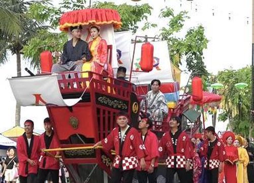Hoạt cảnh tái hiện đám cưới giữa Công nữ Ngọc Hoa và thương nhân Nhật Bản Araki Sotaro trên đường phố Hội An.