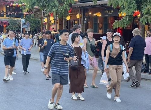 Du khách trong nước và quốc tế đổ về lễ hội. Ảnh Ngô Anh Văn