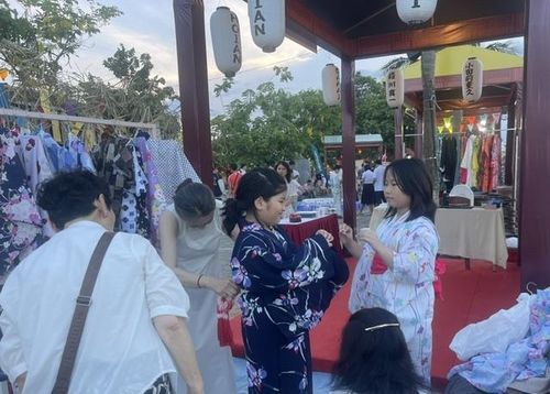 Những bộ Yukata-trang phục truyền thống mùa hè của các thương nhân thành phố SaKai, Nhật Bản tại lễ hội được trẻ em Việt Nam ưa thích. Ảnh Ngô Anh Văn