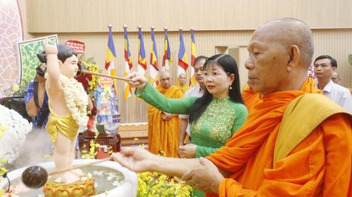 Phó Bí thư Tỉnh ủy, Chủ tịch Ủy ban MTTQ Việt Nam tỉnh Trần Thị Thanh Hương và chư tôn đức tắm tượng Phật.