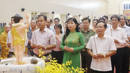 Phó Bí thư Tỉnh ủy, Chủ tịch Ủy ban MTTQ Việt Nam tỉnh Trần Thị Thanh Hương và các đại biểu thực hiện nghi thức dâng hương.