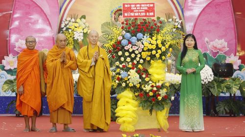 Phó Bí thư Tỉnh ủy, Chủ tịch Ủy ban MTTQ Việt Nam tỉnh Trần Thị Thanh Hương tặng hoa chúc mừng Đại lễ Phật đản.
