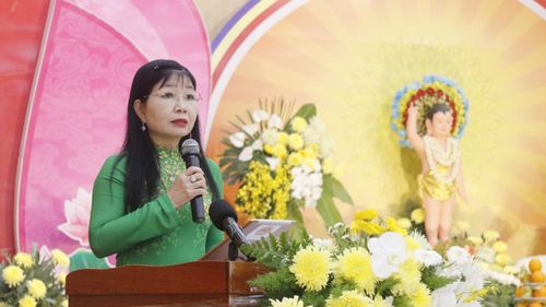 Phó Bí thư Tỉnh ủy, Chủ tịch Ủy ban MTTQ Việt Nam tỉnh An Giang Trần Thị Thanh Hương phát biểu chúc mừng Đại lễ Phật đản.