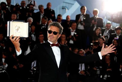  Đạo diễn Pawel Pawlikowski nhận giải Đạo diễn xuất sắc nhất với phim "Fatherland". 