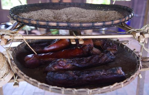 Nia lúa rây và nia thịt gác bếp hong trên giàn bếp.