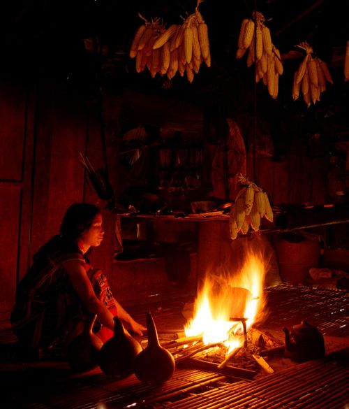 Gian bếp của người Cơ Tu đỏ lửa nấu cơm tối.