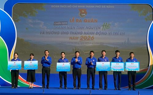 Thành đoàn Đà Nẵng trao tặng nguồn lực cho địa phương triển khai công trình thanh niên. Ảnh: KHÁNH LINH