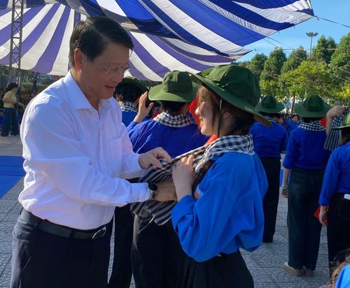 Phó Bí thư Thành ủy Ngô Xuân Thắng động viên các thanh niên tình nguyện hè. Ảnh: KHÁNH LINH