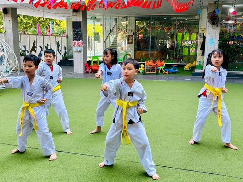 Không khí sôi động tại một lớp học võ trong dịp hè. Ảnh: HOÀNG LINH