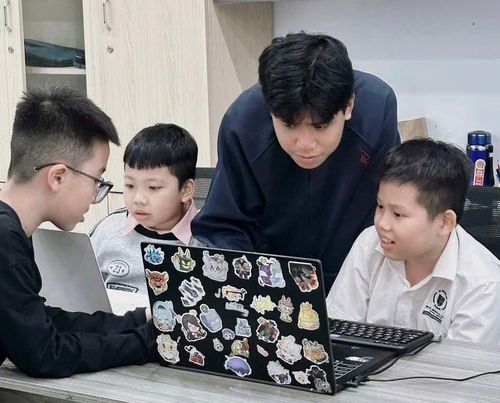 Các lớp Robotics và lập trình STEM thu hút nhiều học sinh tham gia trong dịp hè. Ảnh: HOÀNG LINH