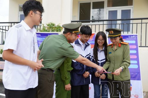 Cán bộ Phòng An ninh mạng và Phòng chống tội phạm sử dụng công nghệ cao, Công an tỉnh tuyên truyền, nâng cao hiểu biết cho học sinh Trường THPT Chuyên Lê Quý Đôn trước những thông tin xấu, độc trên không gian mạng.