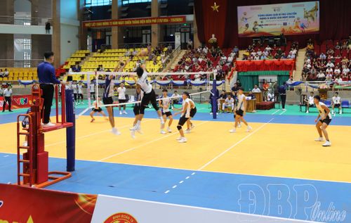 Trận thi đấu giữa đội nam trẻ Biên phòng và Tây Ninh diễn ra kịch tính và hấp dẫn với nhiều pha bóng đẹp mắt.
