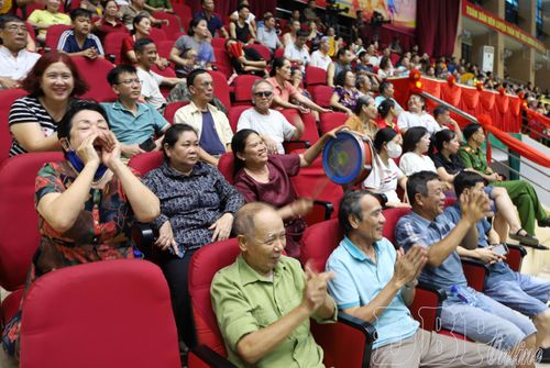 Khán giả nhiệt tình cổ vũ các đội thi đấu.