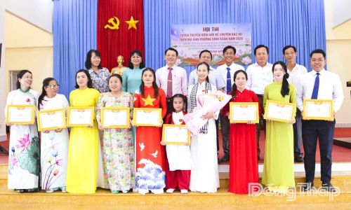 Đồng chí Phạm Thế Vinh, Phó Trưởng Ban Tuyên giáo và Dân vận Tỉnh ủy chụp ảnh lưu niệm cùng Ban Tổ chức và các thí sinh tham dự vòng chung kết Hội thi “Tuyên truyền viên giỏi kể chuyện Bác Hồ” năm 2026.