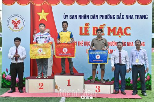 Ban tổ chức trao cờ toàn đoàn cho các đơn vị đạt giải.