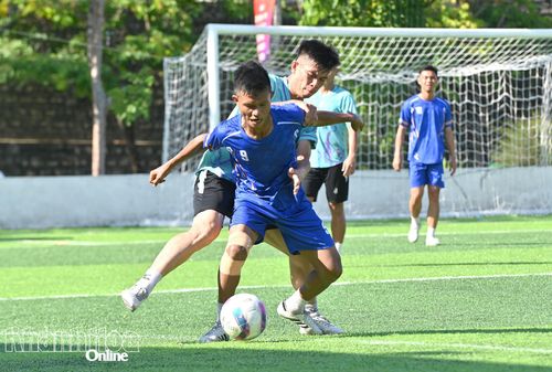 Các vận động viên thi đấu môn bóng đá 7 người.