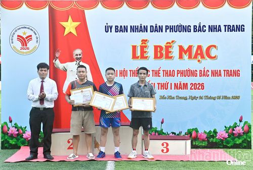 Lãnh đạo UBND phường Bắc Nha Trang tặng giấy khen cho các cá nhân, tập thể đạt thành tích xuất sắc các môn thi.