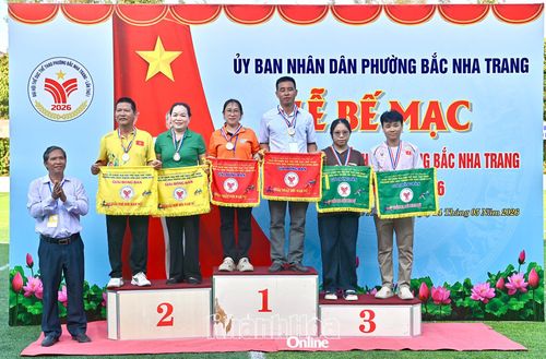Ban tổ chức đại hội trao giải cho các đôi vận động viên đạt thành tích xuất sắc môn bóng bàn.