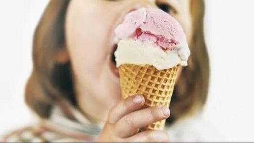 Không nên ăn nhiều thức ăn lạnh vào mùa hè. (Ảnh: ITN).