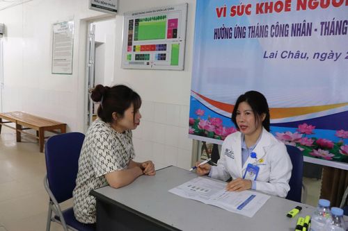 Bác sĩ Công ty TNHH Medlatec Việt Nam tư vấn, hướng dẫn nhận diện nguy cơ và biện pháp phòng ngừa bệnh nghề nghiệp cho người lao động.